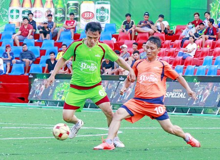  Pha tranh bóng trong trận Sacombank (áo xanh) thắng Vỏ xe Ngọc Thảo 6-2.
