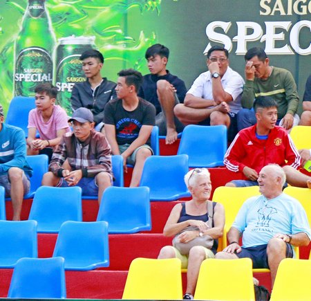  Trên khán đài, có cả những du khách nước ngoài đến xem và cổ vũ cho các đội bóng thi đấu.