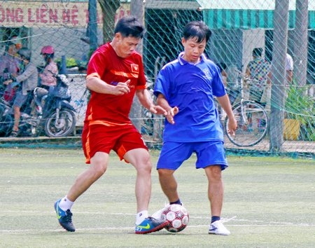 Pha tranh bóng giữa Trường THPT chuyên Nguyễn Bỉnh Khiêm (áo xanh) trận chung kết thắng Công ty Bảo Việt 2-0.