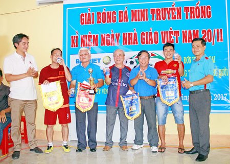 BTC trao thưởng các đội đạt giải của nam.