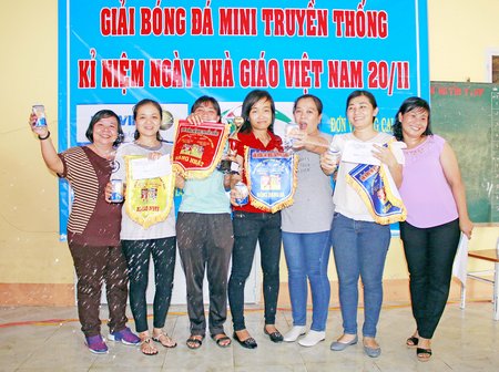 BTC trao thưởng các đội đạt giải của nữ. 