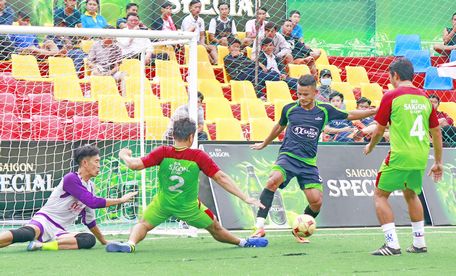 Pha tranh bóng trong trận bán kết 1, Mỹ Hạnh Imexco (áo đen) thắng Sacombank Vĩnh Long 4-1.