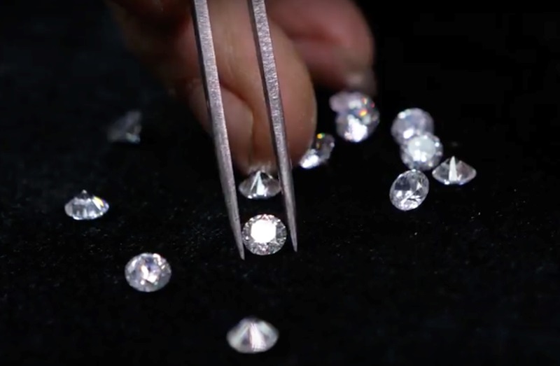 Những viên đá quý swarovski. Ảnh: HOÀI AN