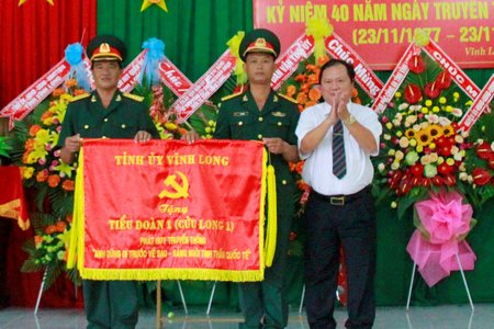 Phó Bí thư Tỉnh ủy, Chủ tịch UBND tỉnh- Nguyễn Văn Quang- tặng Tiểu đoàn 1 bức trướng mang dòng chữ “Anh dũng đi trước về sau- Sáng ngời tinh thần quốc tế”.