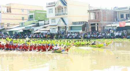 Đua ghe ngo trong ngày hội trên kênh Quản Lộ Phụng Hiệp sáng 17/11/2017