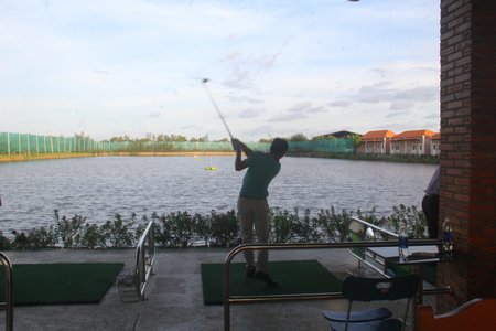 Sân tập golf hồ nước.