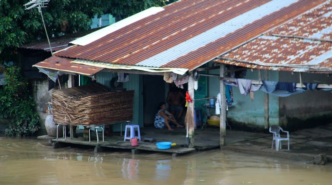 Càng đáng lo ngại hơn, khi các căn nhà này đều nằm ở gần khu vực sông lớn, nước chảy siết và có rất nhiều tàu, ghe qua lại thường xuyên.