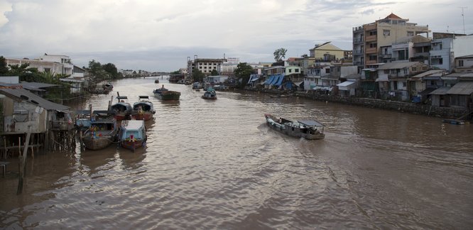 Càng đáng lo ngại hơn, khi các căn nhà này đều nằm ở gần khu vực sông lớn, nước chảy siết và có rất nhiều tàu, ghe qua lại thường xuyên.