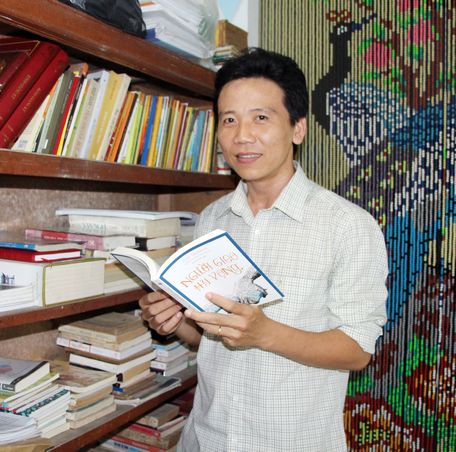 Dù bận rộn đến mấy, mỗi ngày thầy Thế vẫn dành thời gian đọc sách.