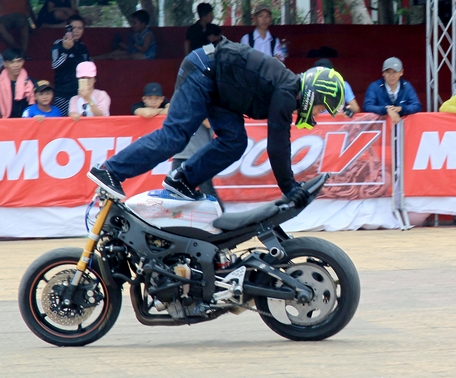 Kỹ thuật burnout của stunter người Ba Lan Thirteen.