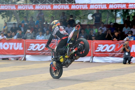 Kỹ thuật stoppie (nhấc đuôi xe) của stunter người Mỹ Aaron Twite.