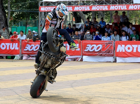  Kỹ thuật wheelie (đi 1 bánh) tuyệt hảo của stunter người Nhật Hiroyuki Ogawa.
