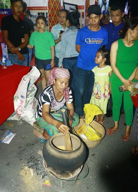 Nghệ nhân của tỉnh Sóc Trăng trình diễn một công đoạn của nghề dân gian quết cốm dẹp.