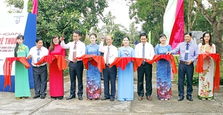 Ông Nguyễn Văn Sáu- Phó Bí thư Thường trực Tỉnh uỷ- Chủ tịch HĐND tỉnh (bên trái) và ông Lữ Quang Ngời- Ủy viên Thường vụ Tỉnh ủy, Phó Chủ tịch UBND tỉnh BTC và đại biểu cắt băng khai mạc Liên hoan Ảnh nghệ thuật ĐBSCL lần thứ 32- 2017.