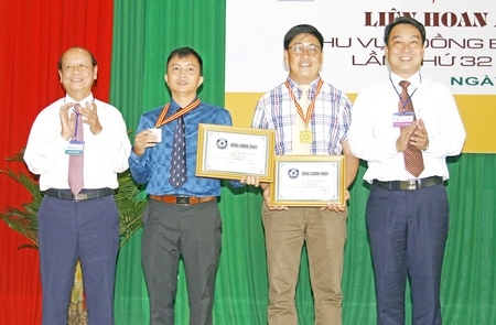 Ông Nguyễn Văn Sáu- Phó Bí thư Thường trực Tỉnh uỷ- Chủ tịch HĐND tỉnh (bên trái) và ông Lữ Quang Ngời- Ủy viên Thường vụ Tỉnh ủy, Phó Chủ tịch UBND tỉnh trao giải nhất cho hai tác giả Nguyễn Vinh Hiển, Phan Thanh Cường.