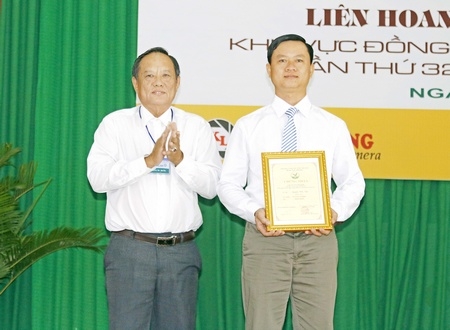 Ông Nguyễn Bách Khoa- Ủy viên Thường vụ Tỉnh ủy, Trưởng Ban Tuyên giáo Tỉnh uỷ Vĩnh Long trao giải nhất về đề tài “Vĩnh Long điểm hẹn” cho tác giả Nguyễn Nam (Vĩnh Long).