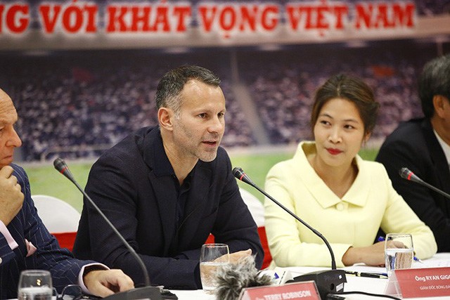 Ryan Giggs trong buổi trả lời phỏng vấn khai trương học viện bóng đá PVF tại Hưng Yên