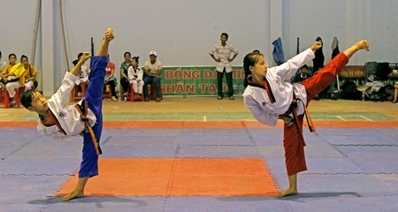 Cặp VĐV Huỳnh Thanh Tuấn/Nguyễn Thanh Tú (Long Hồ) giải nhất nội dung quyền.