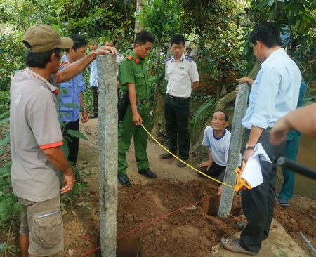 Lực lượng chức năng cưỡng chế thi hành án mở lối đi cho anh H.