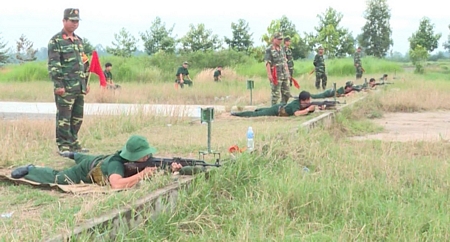 Học viên kiểm tra bắn đạn thật bài 1 súng tiểu liên AK.