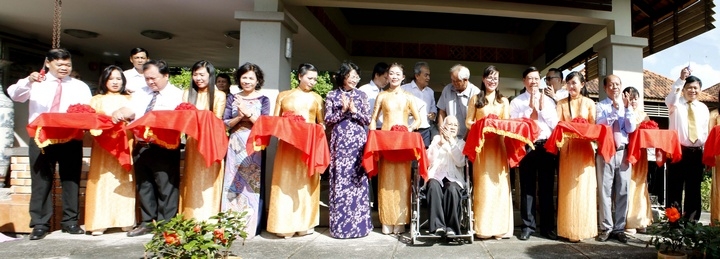 Lãnh đạo, đại biểu cắt băng phòng trưng bày tại Khu Tưởng niệm cố Thủ tướng Võ Văn Kiệt.