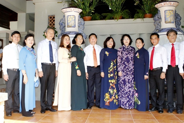 Lãnh đạo chụp ảnh lưu niệm tại Khu Tưởng niệm cố Thủ tướng Võ Văn Kiệt.