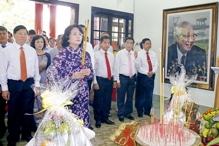 Phó Chủ tịch nước Đặng Thị Ngọc Thịnh cùng các đồng chí lãnh đạo tỉnh- thành thắp hương tưởng nhớ cố Thủ tướng Võ Văn Kiệt. Ảnh: Dương Thu