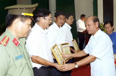 Đồng chí Trương Văn Sáu- Phó Bí thư Thường trực Tỉnh ủy tặng bằng khen cho các tập thể và cá nhân có nhiều thành tích trong công tác bảo đảm an toàn giao thông.