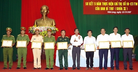 Đồng chí Lê Quang Trung- Phó Chủ tịch Thường trực UBND tỉnh tặng bằng khen cho các tập thể và cá nhân có nhiều thành tích trong công tác bảo đảm an toàn giao thông. 