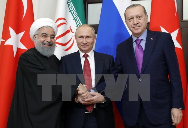 Tổng thống Iran Hassan Rouhani (trái) và người đồng cấp Thổ Nhĩ Kỳ Tayyip Erdogan (phải), Tổng thống Nga Vladimir Putin (giữa) sau khi kết thúc cuộc họp thượng đỉnh tại thành phố Sochi ngày 22/11. (Nguồn: AFP/TTXVN)