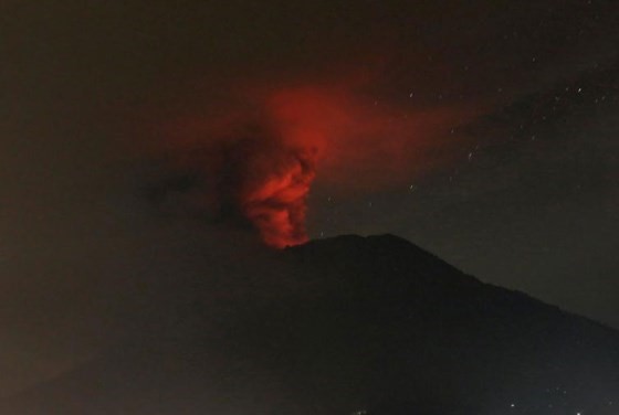 Núi lửa Agung được nhìn thấy phun trào từ làng Glumpang, Karangasem, Bali, Indonesia ngày 26/11/2017. Ảnh: REUTERS