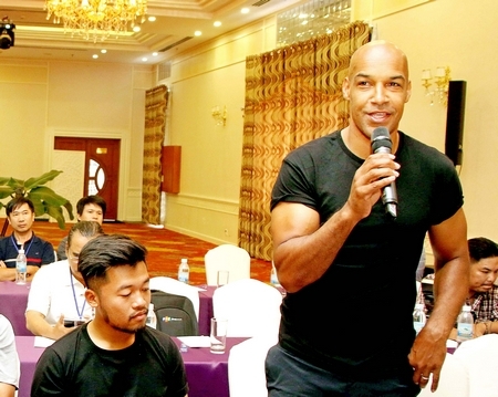 HLV Andy Preece (PVF) phát biểu trong lễ bốc thăm.