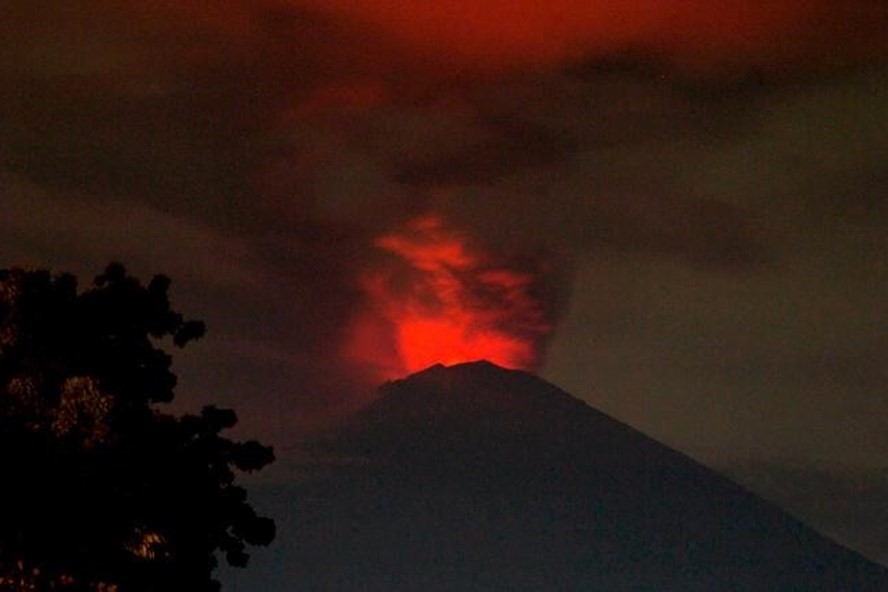 Núi lửa Agung phun trào. Ảnh: CNN