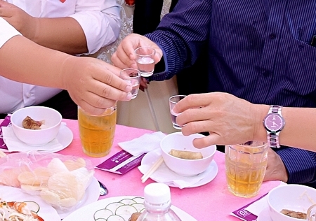 Sử dụng rượu không nhãn mác có thể ảnh hưởng đến sức khỏe do sản phẩm chưa được đảm bảo về chất lượng. Ảnh minh họa