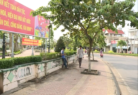 Vỉa hè phía trước Bệnh viện Đa khoa tỉnh với các miếu thờ lớn nhỏ, lộn xộn nay đã được thu dọn thông thoáng. Ảnh: Tấn Phát (TP Vĩnh Long)
