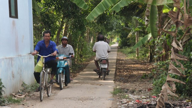 Đường Ô Tửng B, xã Châu Điền, huyện Cầu Kè, Trà Vinh được xây dựng để đáp ứng tiêu chí nông thôn mới. Tuy nhiên, nay đã bị rớt chuẩn khi áp bộ tiêu chí mới - Ảnh: MẬU TRƯỜNG