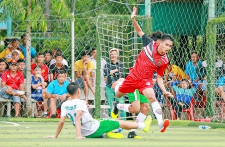 Khán giả đến sân Ngoại Thành cổ vũ nhiệt tình cho các đội bóng tranh tài tại đây.