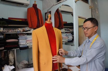 Xu hướng đặt may một bộ veston đẹp, phù hợp vóc dáng được nhiều chàng trai lựa chọn cho ngày hạnh phúc.