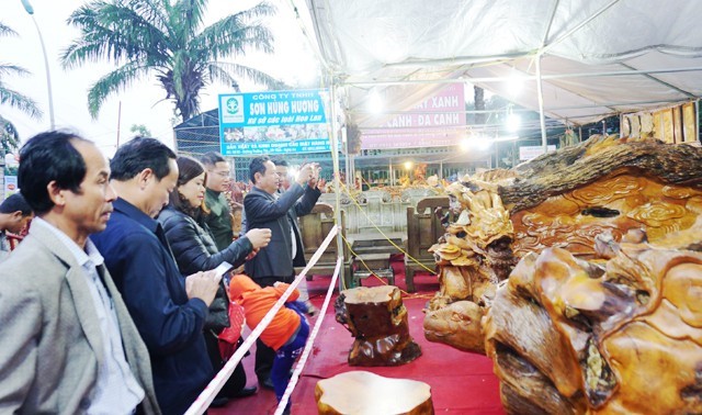  “Bộ bàn ghế rất đẹp, hoành tráng, chạm khắc tinh xảo, phải nói là không chê vào đâu được. Tuy nhiên nó quá đồ sộ, đặt ở đâu để phát huy được giá trị cũng là cả vấn đề cần phải suy nghĩ, cân nhắc khi mua”, anh Lâm – một dân chơi đồ gỗ chia sẻ.