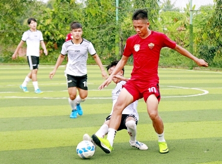 Tiền đạo Anh Khoa (Đồng Tiến FC, áo đỏ) nhận giải vua phá lưới.