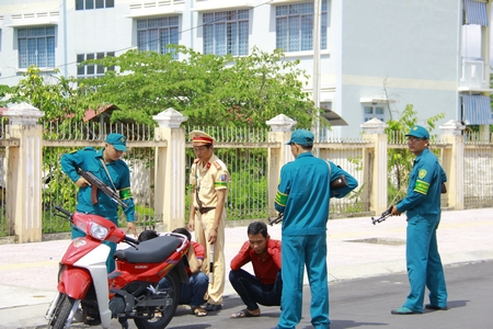 Lực lượng dân quân tự vệ tham gia diễn tập khu vực phòng thủ.