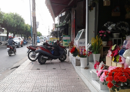 Vỉa hè đường Trưng Nữ Vương khá hẹp nên nhiều phương tiện đậu bít lối đi.