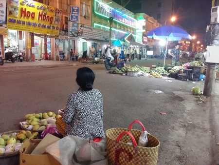 Ở tuyến đường 1 Tháng 5, người buôn bán lấn chiếm ra phân nửa phần đường, hàng hóa bày ngổn ngang nhưng chưa được xử lý kịp thời. Ảnh: BÙI THANH