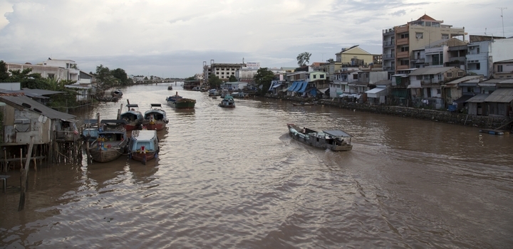 Càng đáng lo ngại hơn, khi các căn nhà này đều nằm ở gần khu vực sông lớn, nước chảy xiết và có nhiều tàu, ghe qua lại thường xuyên.