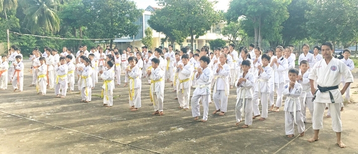 Các võ sinh mở đầu với phần kiểm tra thể lực.