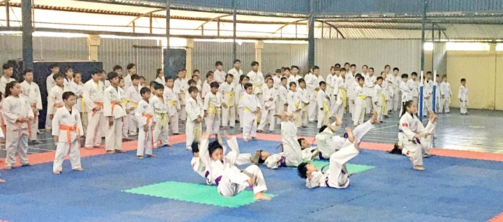 Các võ sinh thi diễn phần thi quyền.