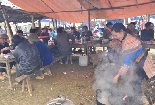 Những quầy hàng bán phở đơn sơ nhưng đông người dân và du khách tới thưởng thức.