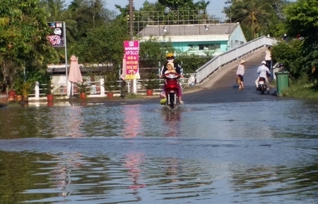 Nước ngập cục bộ một số nơi làm ảnh hưởng sinh hoạt của bà con.