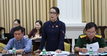 Trong cơ cấu lại ngành nông nghiệp, đại biểu đề nghị ngành nông nghiệp cần đánh giá kỹ, xác định thế mạnh của tỉnh. Trong ảnh: Đại biểu thảo luận tại tổ.