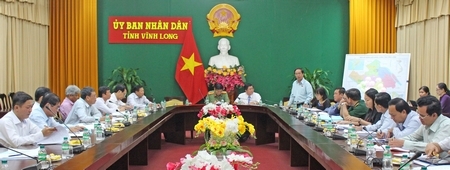 Đại biểu đề nghị cần xem lại hệ thống dự báo, dự đoán để đưa ra các chỉ tiêu nghị quyết sát với thực tế. Trong ảnh: Đại biểu thảo luận tại tổ.